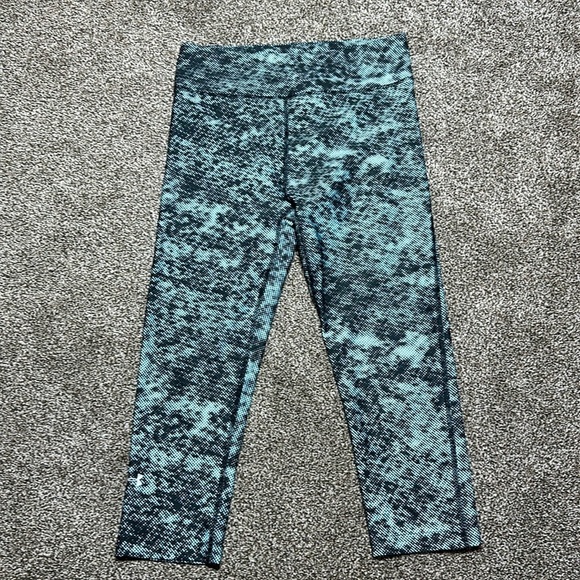 Under Armour Pants - Under armor heat gear compression crop small leggings women’s Capri leggings